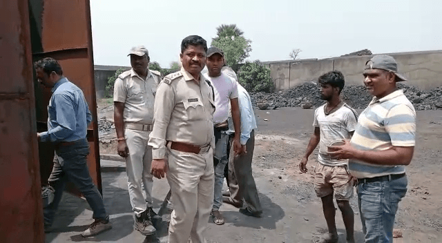 अवैध कोयला कारोबारी के ठिकानों पर छापेमारी , 200 टन कोयला के साथ कोयला लदा एक ट्रक जब्त