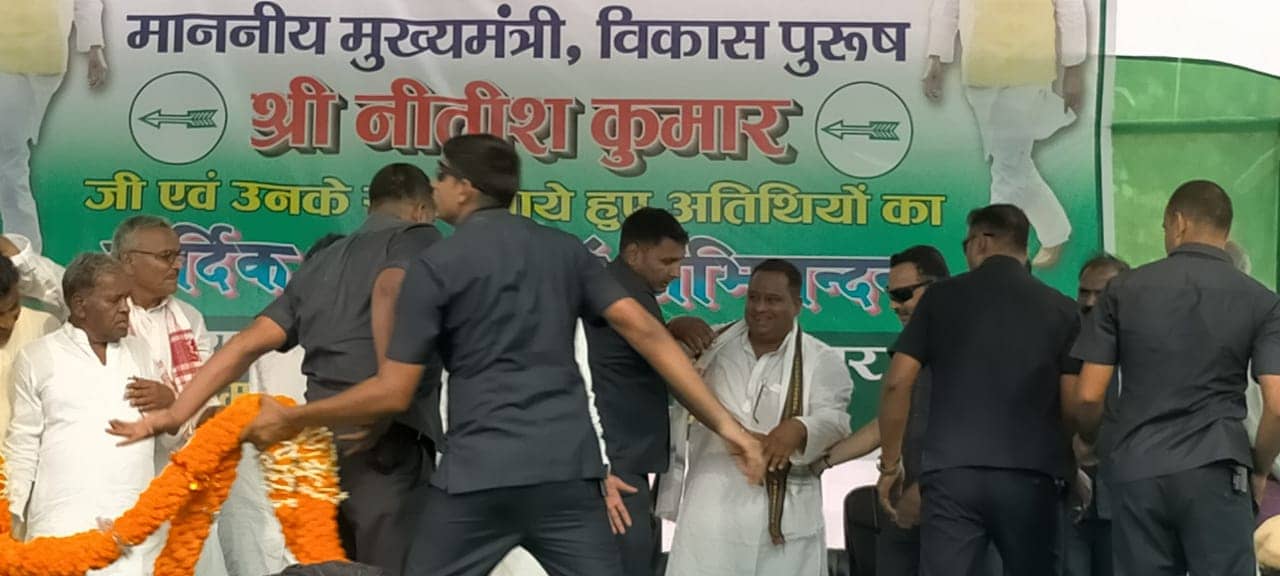 सीएम नीतीश कुमार की सुरक्षा में फिर हुई चूक, मंच के पास फोड़ा बम !