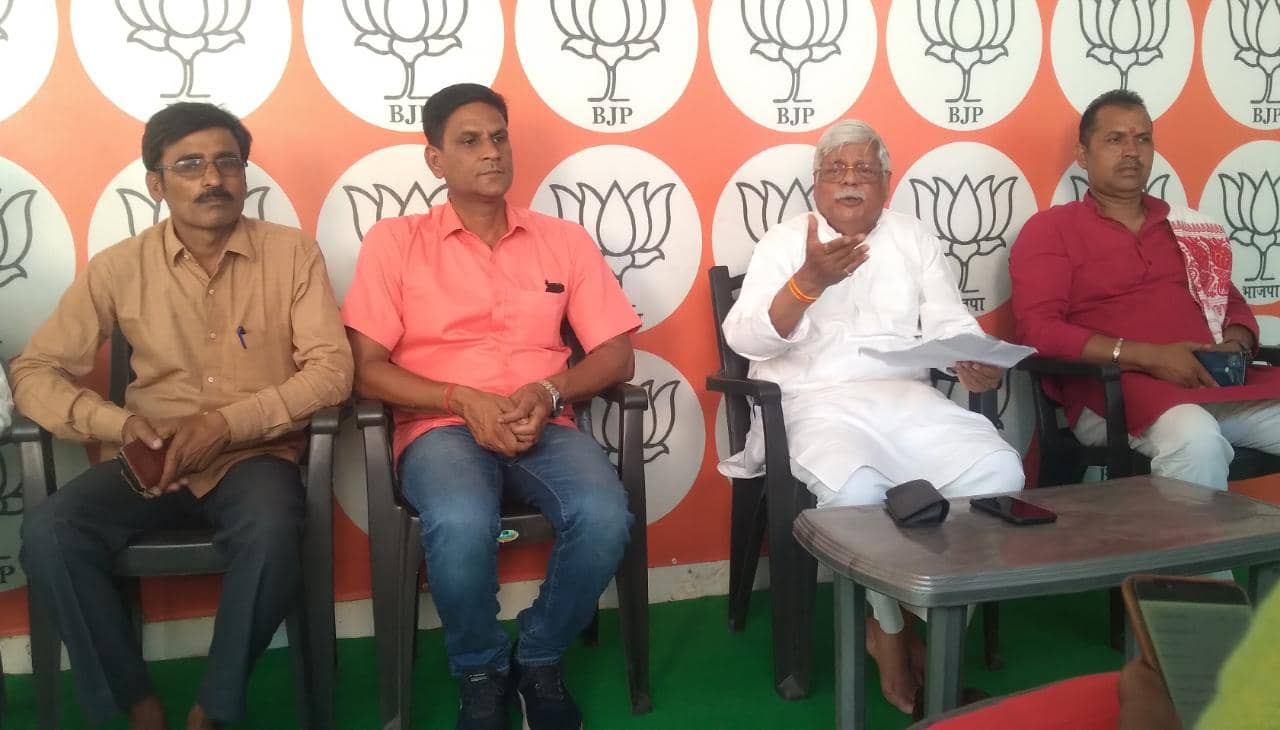 समाजिक न्याय पखवाड़ा : सांसद ने ग्रामीण जनवितरण प्रणाली दुकानों का किया औचक निरीक्षण