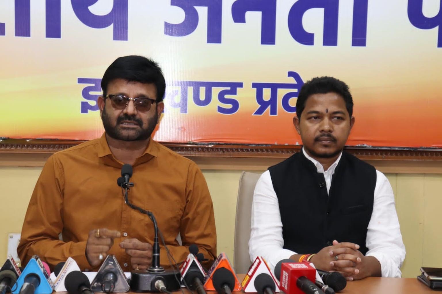 " मुख्यमंत्री अपने नाम से खनन पट्टा ले लेते हैं और स्वास्थ्य मंत्री अपने नाम पर प्रोत्साहन राशि "