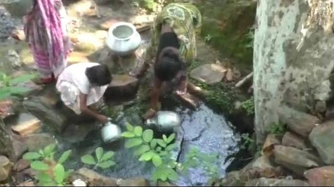 चुआ बना कर पानी पिने को विवश हैं ग्रामीण,आज भी है सरकारी मदद की आस