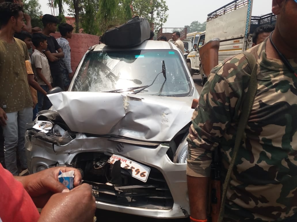आल्टो एवं पिकअप वैन में आमने -सामने टक्कर ,तीन घायल
