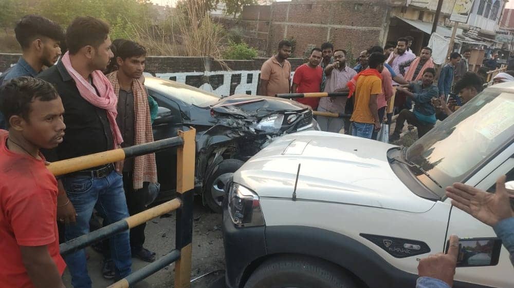 स्कार्पियो ने सड़क किनारे खड़ी कार में मारी टक्कर, बाल-बाल बचे वाहन सवार