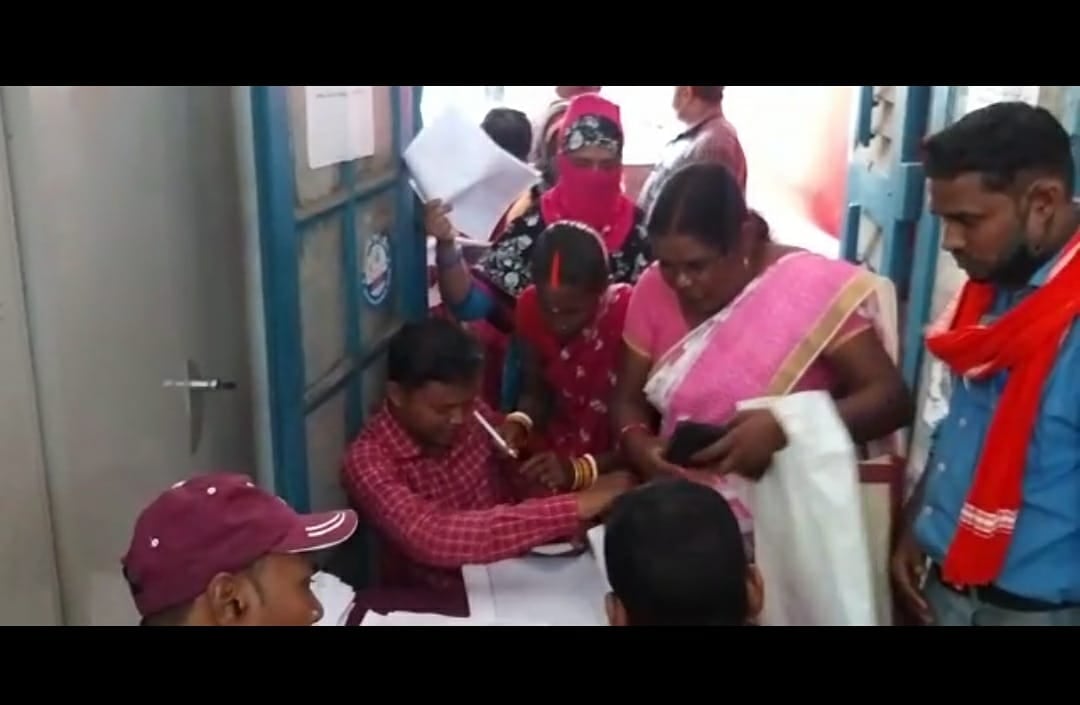 मौसम की गर्मी से अधिक चुनाव की तपिश, नामांकन के लिए लगने लगी लाइन