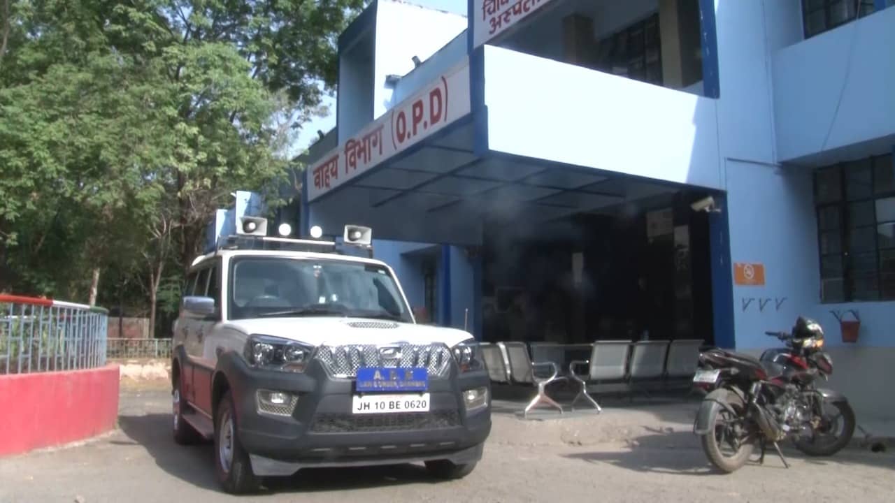 एसएनएमएमसीएच में कुव्यवस्था को देखकर नाराज हुए एडीएम, अधीक्षक की जमकर लगाई फटकार