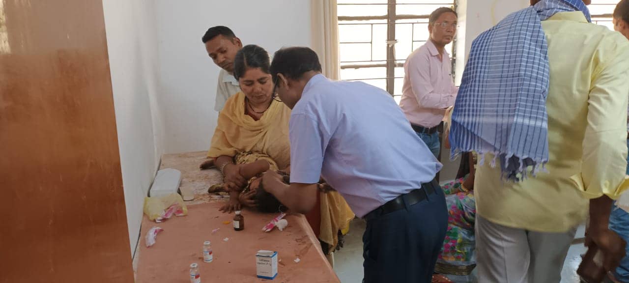 बाइक को बचाने के चक्कर में ऑटो पलटा, एक ही परिवार के 12 लोग घायल