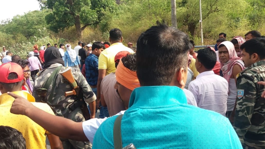 धनबाद : पुलिया से 20 फीट नीचे गिरी कार , नाना, मां और नतिनी की मौत