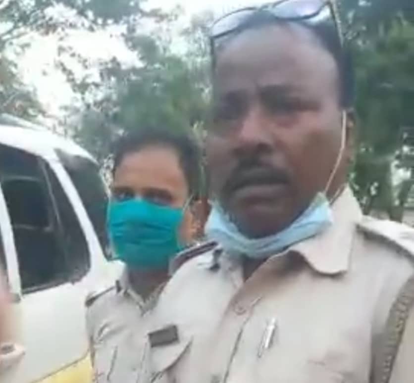 हेल्मेट चेकिंग के नाम पर पुलिसकर्मियों ने युवक के साथ की हाथापाई, लोगों के भड़कने पर मौके से फरार हुए पुलिसवाले