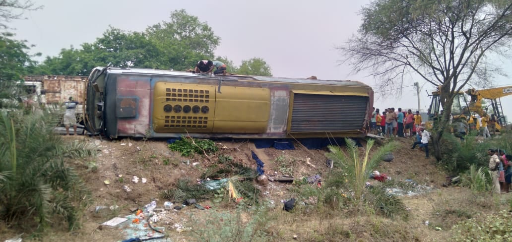 ट्रक ने मारी बस को टक्कर, बस चालक की मौत, सभी पैसेंजर जख्मी