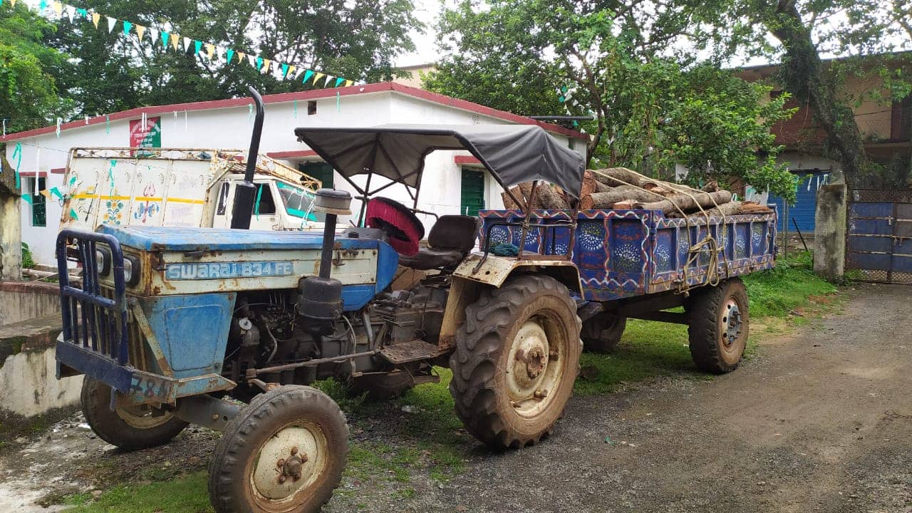 अवैध लकड़ी लदा ट्रैक्टर जब्त, तस्कर फरार