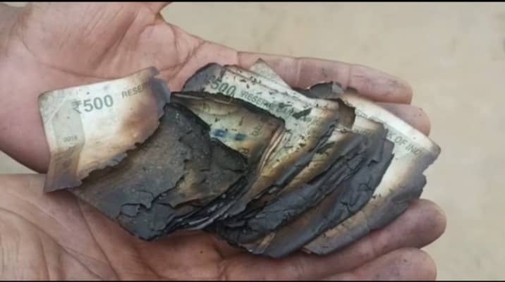 शॉर्ट सर्किट से घर में लगी आग, सूचना देने के बावजूद भी नहीं पहुंचा दमकल वाहन, लाखों की संपति जल कर राख