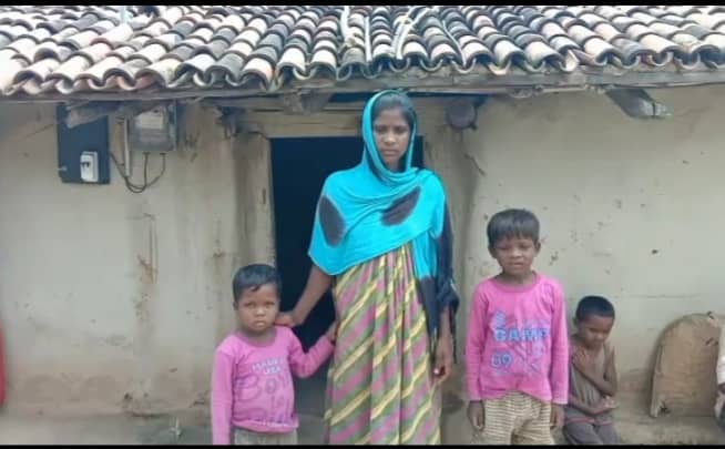 आदिवासी विधवा सोमारी दाने-दाने के लिए मोहताज है , कैसे पलेगी अपने दो मासूम बच्चों को !