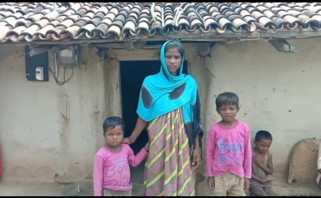 आदिवासी विधवा सोमारी दाने-दाने के लिए मोहताज है , कैसे पलेगी अपने दो मासूम बच्चों को !