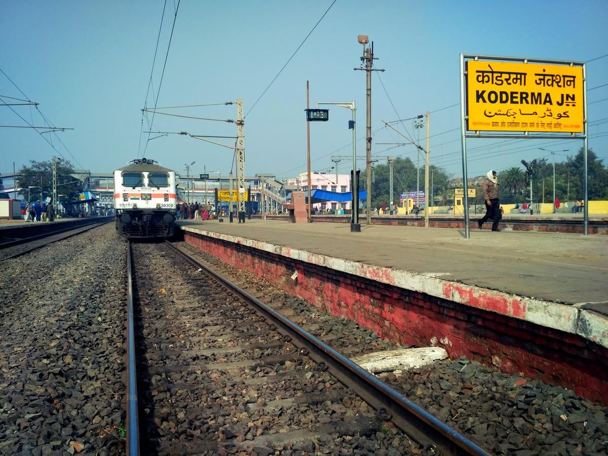डॉक्टर बने देव दूत, गर्मी से बेहाल बच्चों की बचाई जान, ट्रेनों में ही हुआ इलाज