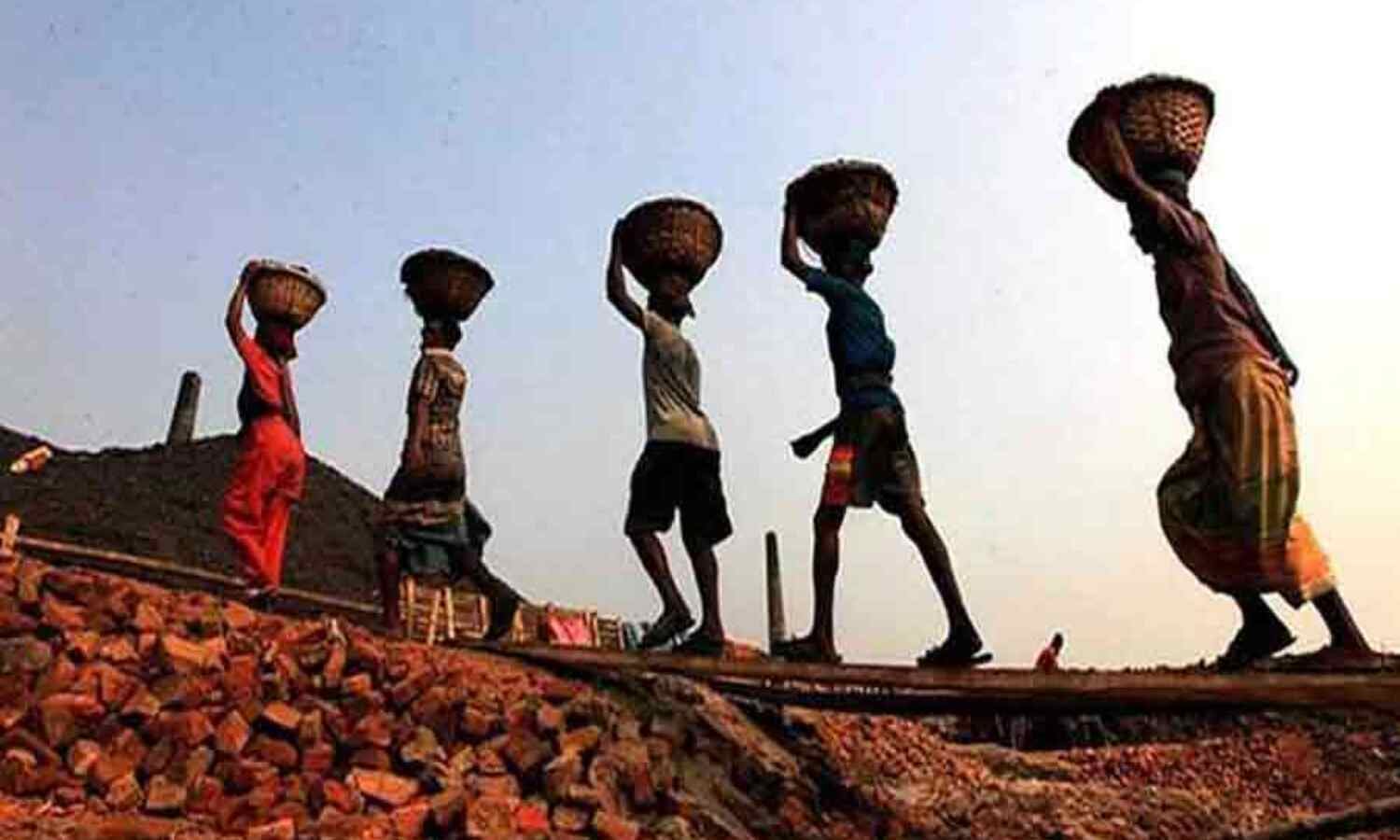 1 मई : मजदूर विकास के बड़े साझीदार,पर हक से दूर,मजदूर दिवस पर खास