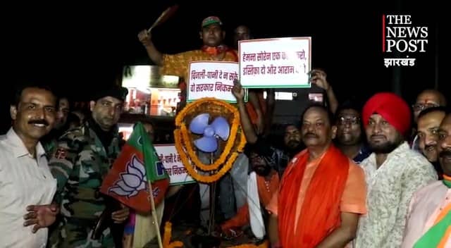 अनियमित बिजली आपूर्ति के विरोध में भाजपाइयों ने हाथ में पंखा और मोमबत्ती लेकर जताया विरोध