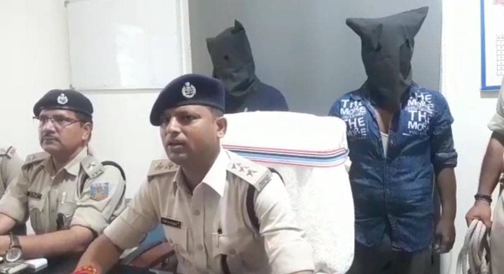 छिनतई के आरोप में दो अपराधी गिरफ्तार, हथियार और नगदी भी बरामद
