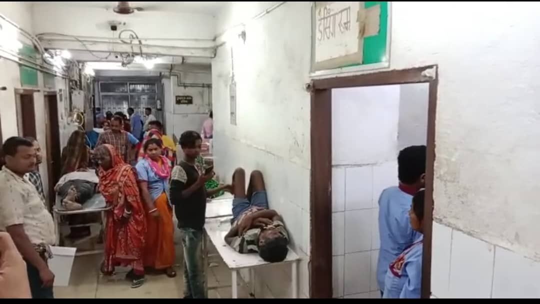 सरैया में पूजा के लिए जा रहे श्रद्धालुओं की भीड़ में घुसी तेज रफ्तार कार, हादसे में कई लोग घायल