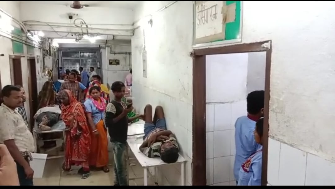 सरैया में पूजा के लिए जा रहे श्रद्धालुओं की भीड़ में घुसी तेज रफ्तार कार, हादसे में कई लोग घायल