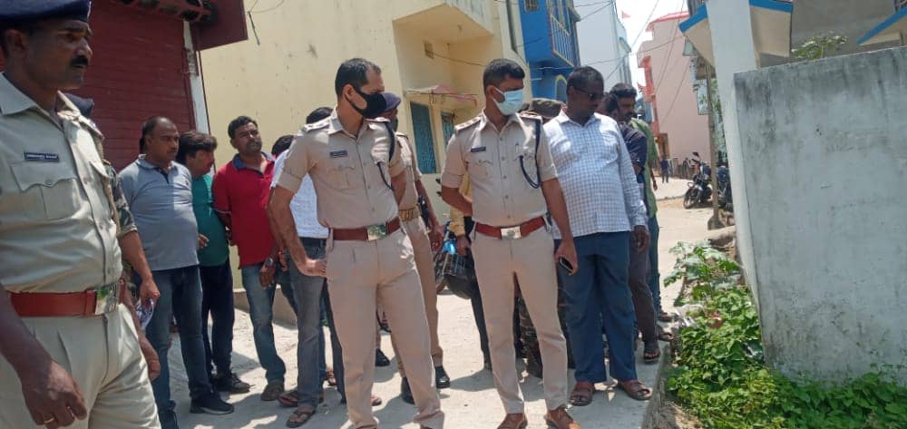 खुद आग लगा कर छत से कूद गया छात्र या हत्या कर फेंका गया शव !