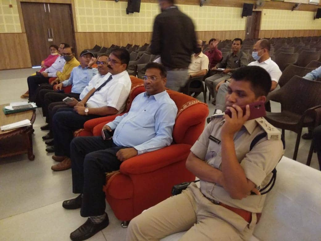 प्रिंसिपल के साथ ट्रैफिक पुलिस के अधिकारियों ने की बैठक, स्कूल बस की सुरक्षा पर हुई चर्चा