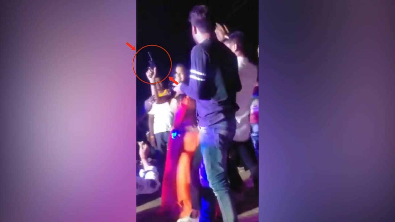 ये है बिहार की रिवॉल्वर रानी..रिवॉल्वर की नोक पर लड़कों को नचा रही, खुद भी लगा रही ठुमके