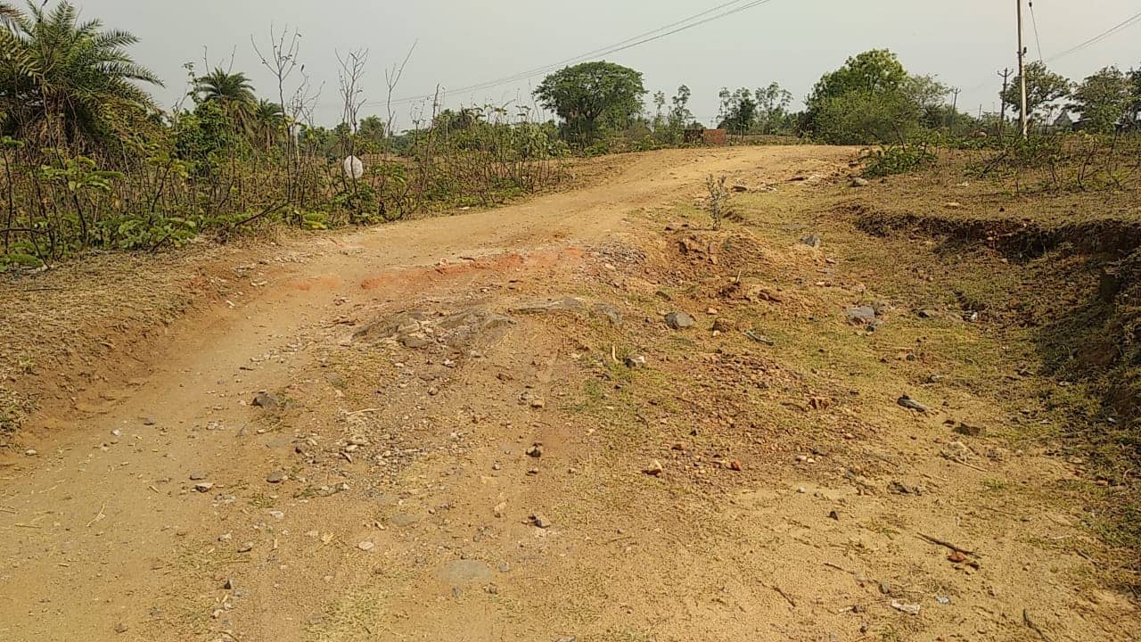 विकास का ढिढोरा पीटने वाले देखिए - यहाँ आज भी खाट पर ही जाते हैं मरीज