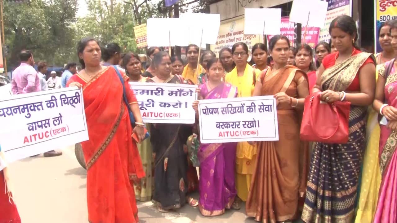 पोषण सखी का दर्द : घर की दहलीज लांघ कर आयी थी नौकरी करने, अब नौकरी लेकर ही जाएंगे घर