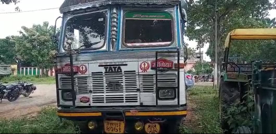 हथियारबंद बदमाशों ने छड़ लदे ट्रक को किया अगुवा, अनलोड ट्रक भागलपुर से बरामद