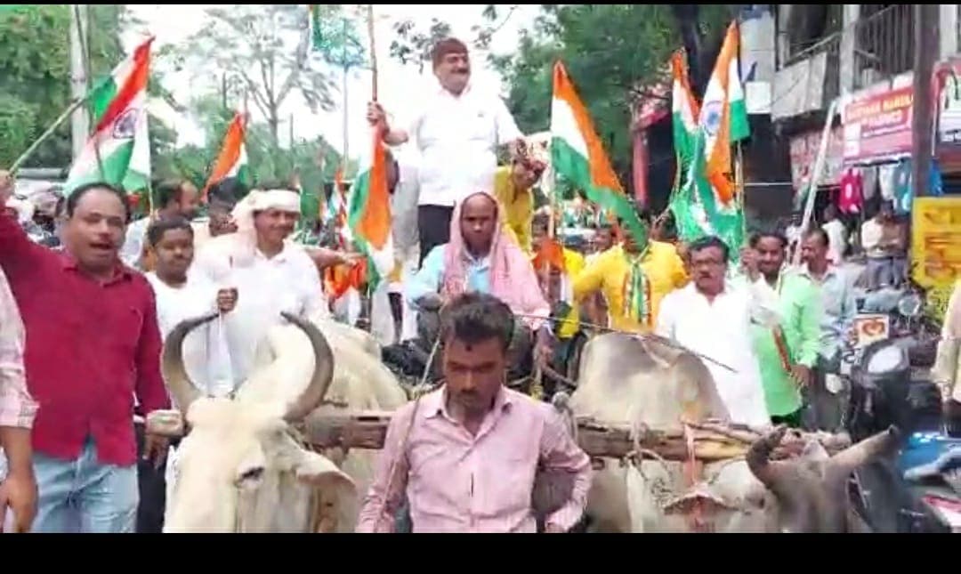 तिरंगा यात्रा तेरे रंग हजार, ढुल्लू ने बाइक रैली की तो राज ने बैलगाड़ी की सवारी