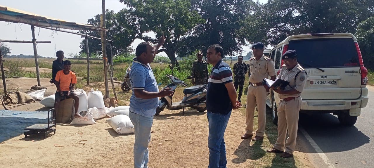 साप्ताहिक हाट में हथियारबंद अपराधियों ने दिया लूट की घटना को अंजाम, जांच करने घटनास्थल पहुंचे जिलाएसपी