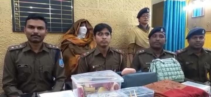 जमशेदपुर : शादी-ब्याह में चोरी करने वाली महिला चढ़ी पुलिस के हत्थे, सोने के जेवर और नगद रुपए के साथ गिरफ्तार