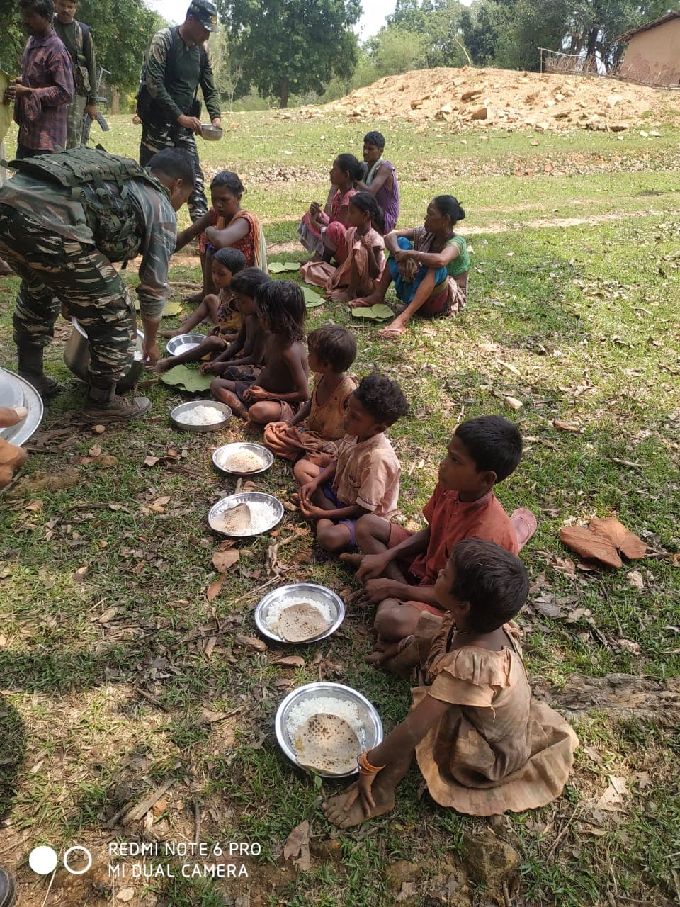चाईबासा: सर्च अभियान के दौरान मिला आईईडी बम, सुरक्षाबलों ने किया गया विनिष्ट, जावनों ने कैंप लगाकर ग्रामीणों को कराया भोजन