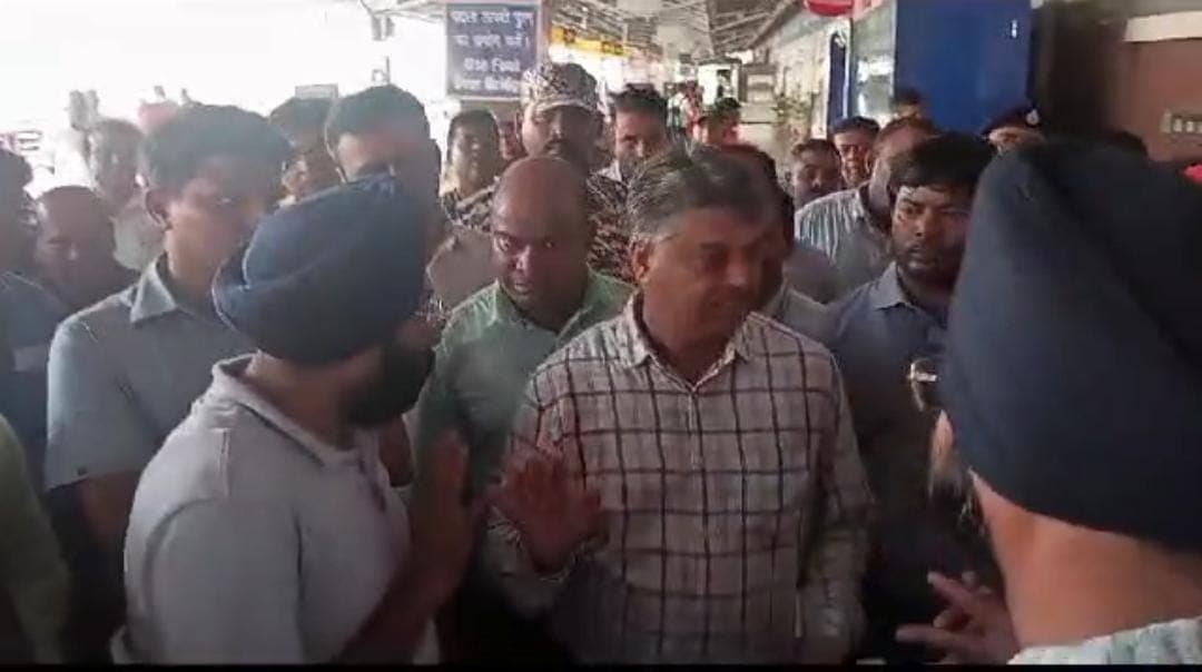 Jamshedpur:जर्जर रेलवे ब्रिज और सड़क रोजाना ले रहा है लोगों की जान, रेलवे विभाग को नहीं है परवाह, लोग आंदोलन करने को बाध्य