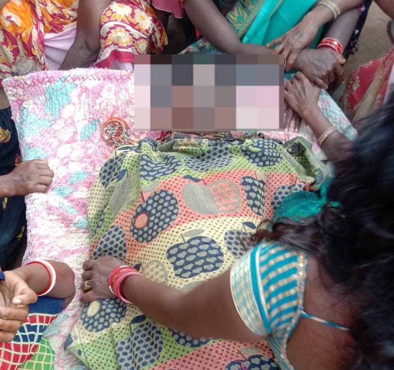 देवघर: करमा पर्व के लिए फूल तोड़ने गए व्यक्ति की मौत,गांव में पसरा मातम