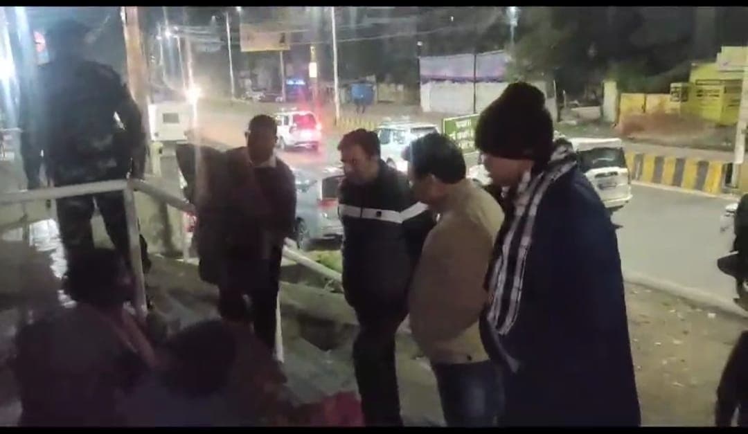 DHANBAD!!पूस की हाड़कपाती ठंड में देर रात को प्रशासनिक अमला था सड़क पर