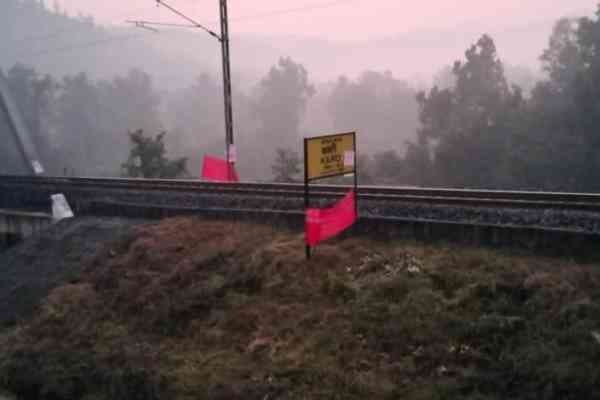 पुलिस चौकसी को धत्ता बता कर नक्सलियों ने उड़ाया रेलवे ट्रैक, पोस्टर लगाकर दी चेतावनी