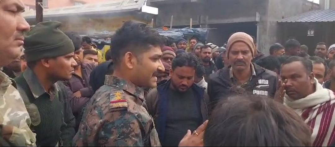 लातेहार:बेखौफ अपराधियों ने घर में घुसकर की युवक की हत्या, आक्रोशितों ने मुख्य सड़क कर दिया था जाम, पढ़ें क्या है ग्रामीणों की मांग