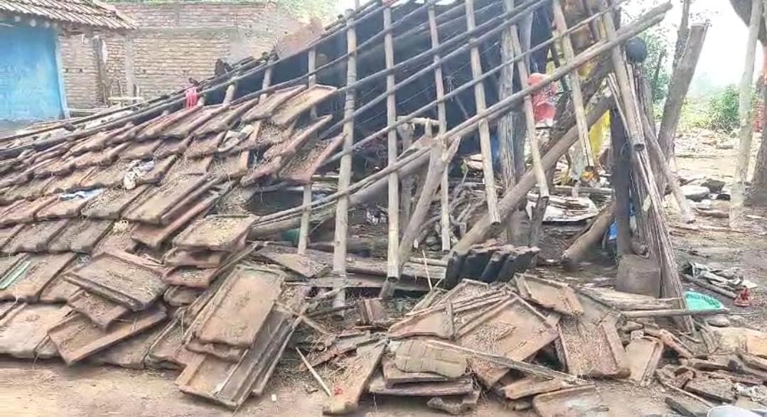 साहिबगंज में बदले मौसम ने मचायी तबाही! बारिश और आंधी में उड़ा 14 परिवारों का आशियाना, 5 घायल