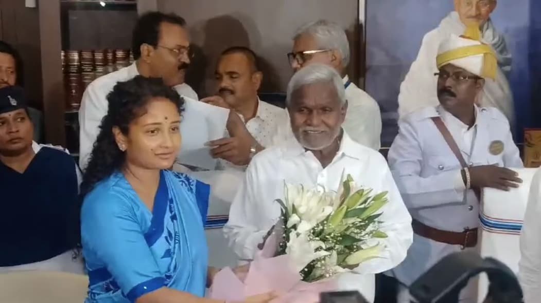 BREAKING : कल्पना सोरेन का हुआ शपथ ग्रहण, विधानसभा के अध्यक्ष रविन्द्र नाथ महतो ने दिलाई शपथ