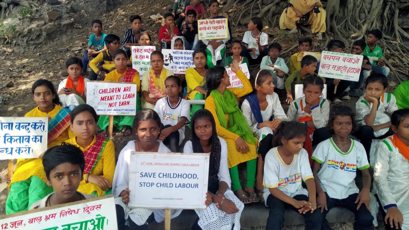 झरिया में रैली निकल कर बच्चो ने कहा - "बचपन बचाओ, बाल श्रम हटाओ