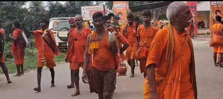 पूरे सावन देवघर में उतर आता है लघु भारत! ऊंच-नीच का भेद मिटाकर सभी बन जाते है कांवरिया, एकता का दिखता है अद्भूत नजारा