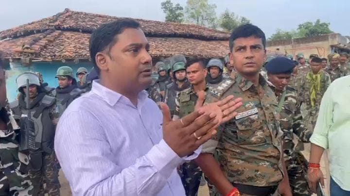 गढ़वा में प्रतिमा विसर्जन का मामला पकड़ा तूल, आक्रोशित भीड़ ने तोड़ा बैरेकीटिंग, पुलिस ने की लाठीचार्ज, छोड़े गये आंसू गैस के गोले