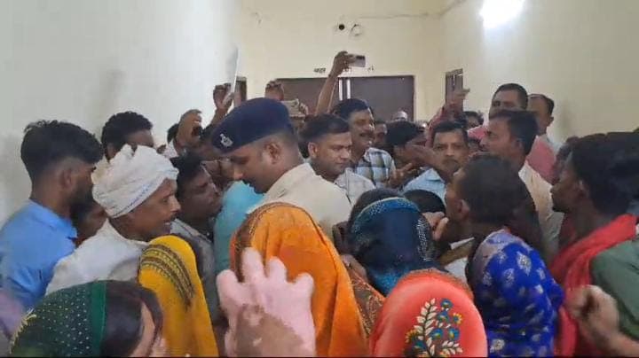 बेगूसराय में बाढ़ राहत वितरण प्रणाली में बड़े पैमाने पर हुई धांधली! लोगों ने डीएस एसडीएम का घेराव कर किया हंगामा, पढ़ें क्या है शिकायत