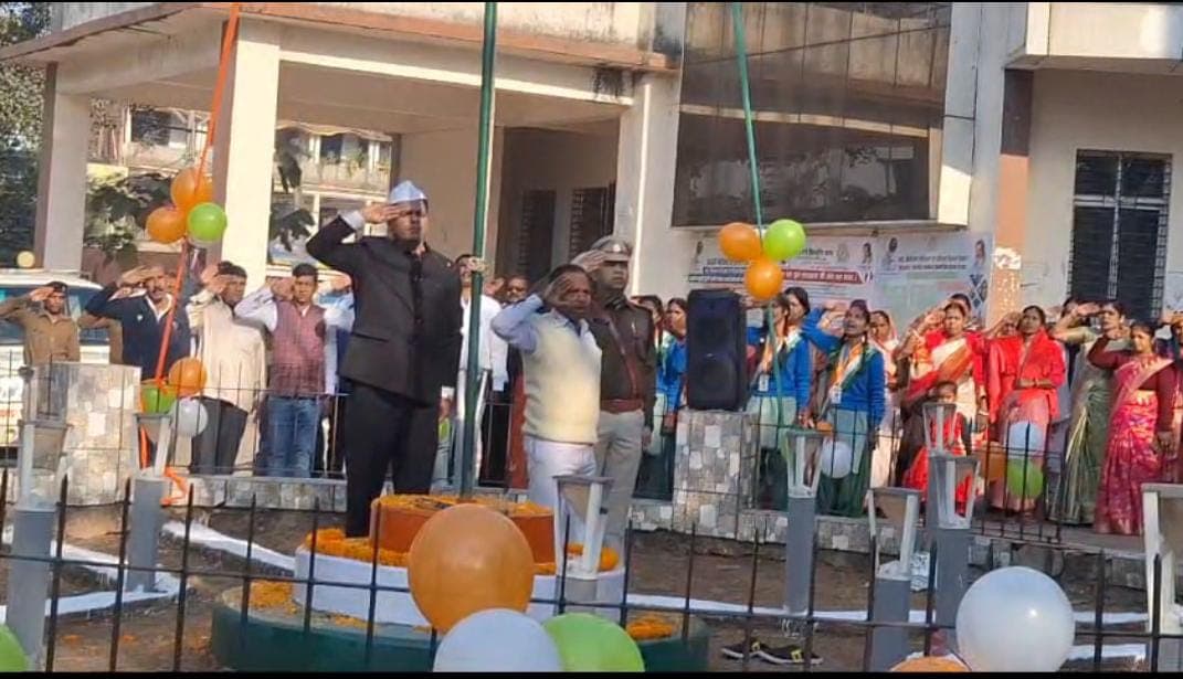 धूमधाम से गिरिडीह मे मनाया गया 76वां गणतंत्रता दिवस, नगर विकास मंत्री ने झंडा मैदान में फहराया तिरंगा