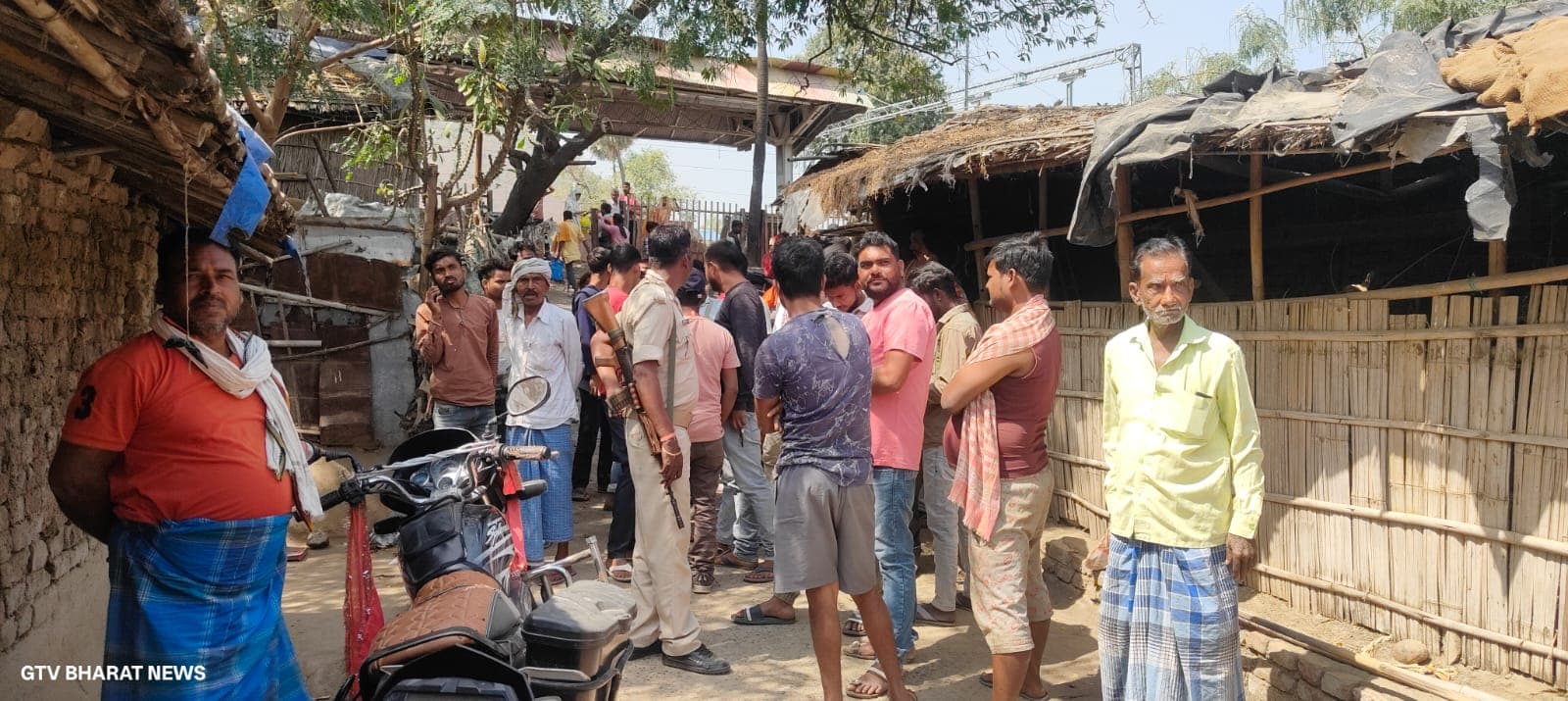 नवादा साइबर पुलिस के छापेमारी से साहिबगंज में हड़कंप, चोरी के मोबाइल से चोरों ने उड़ाए साढ़े चार लाख रुपये,चार गिरफ़्तार