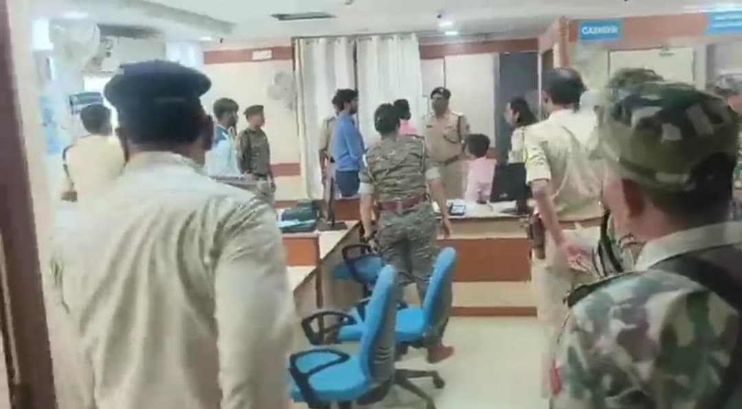 बिहार के बैंक में दिनदहाड़े लूट, 5 करोड़ का सोना और 15 लाख कैश लेकर अपराधी हुए फरार