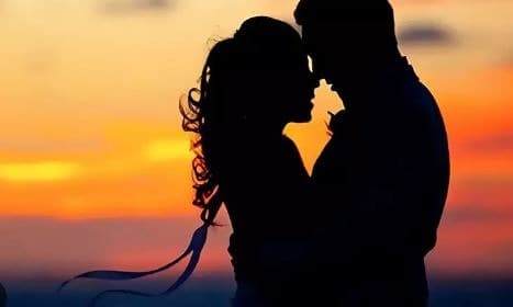 स्कूल में महिला के साथ रंगरेलियां मना रहे थे मास्टर साहब, कैमरे में कैद हो गई की ‘गंदी करतूत’, लोगों ने देखा तो कर दी धुनाई