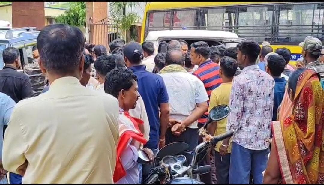 गुमला में दिन दहाड़े धान व्यापारी से लूटपाट के बाद अपराधियों ने मारी गोली, गंभीर हालात में रिम्स रेफर