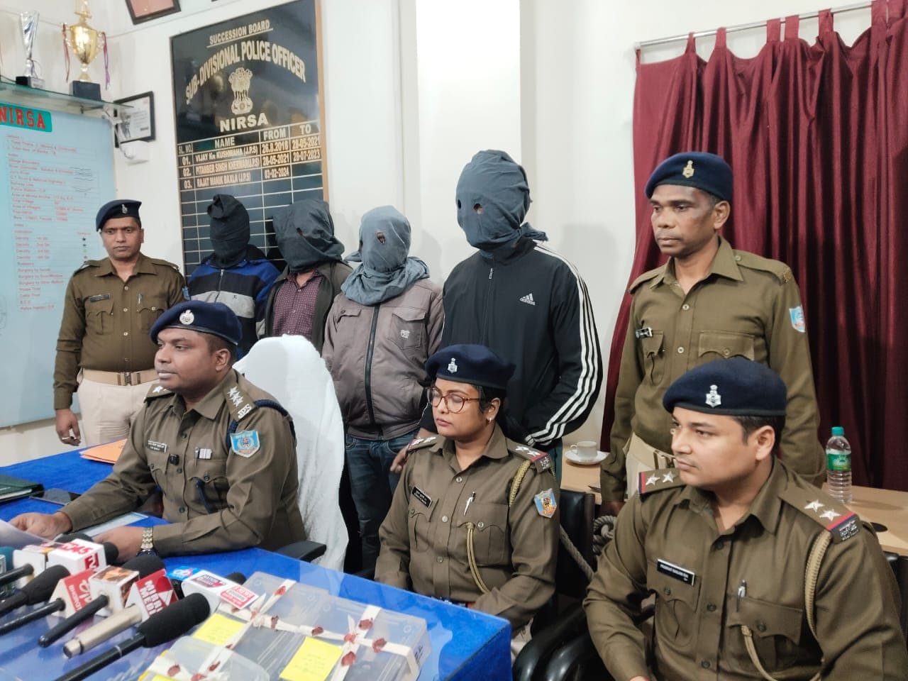 Dhanbad: नीलकुटी मोड़ पर पुलिस की कार्रवाई, हथियार के साथ चार अपराधी गिरफ्तार, लूट की साजिश नाकाम